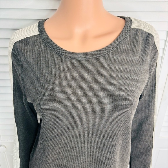 2/$25 WE THE FREE Waffle Knit Gray Long Sleeve Thermal Size Large - Picture 2 of 8